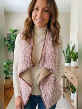 Women's Cream Sherpa Faux Fur Fleece Vest. Size Medium